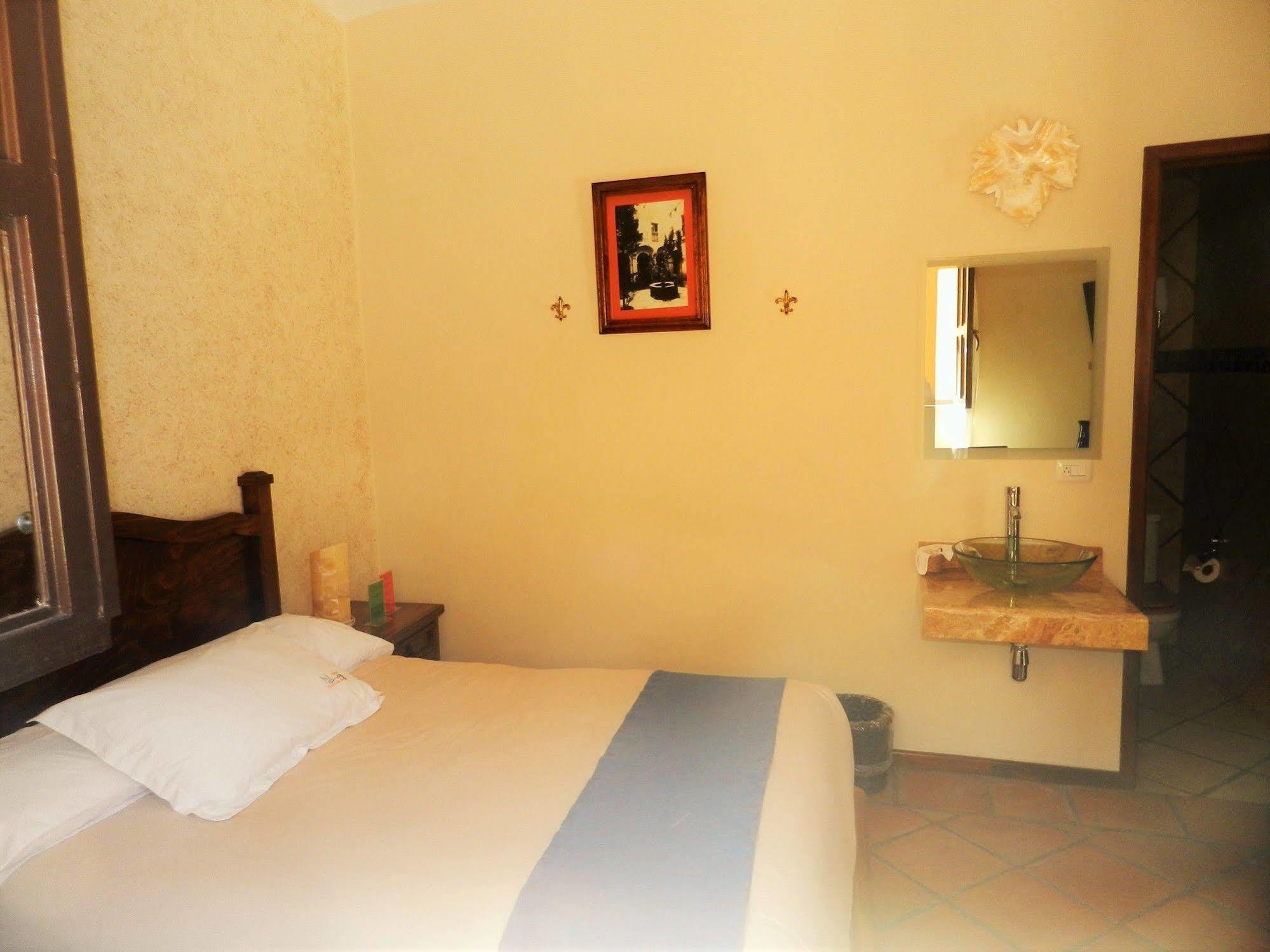 Hotel Collection O Al Otro Lado Del Rio, Puebla de Zaragoza Esterno foto A room at the hotel