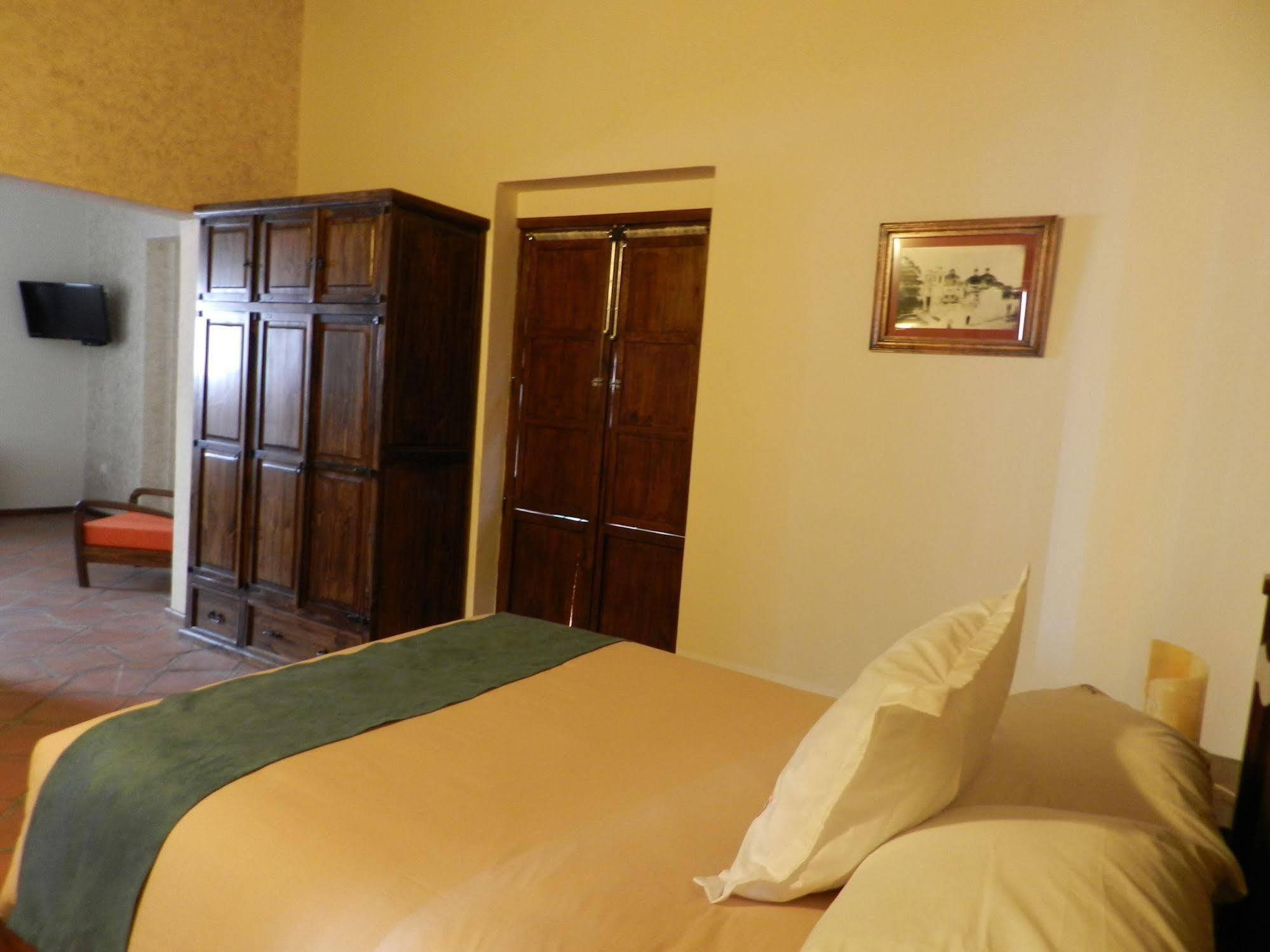 Hotel Collection O Al Otro Lado Del Rio, Puebla de Zaragoza Esterno foto A room at the hotel